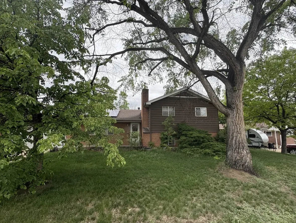 Front Exterior of a Northglenn, Colorado house bought as-is by Windcrest Investments, before